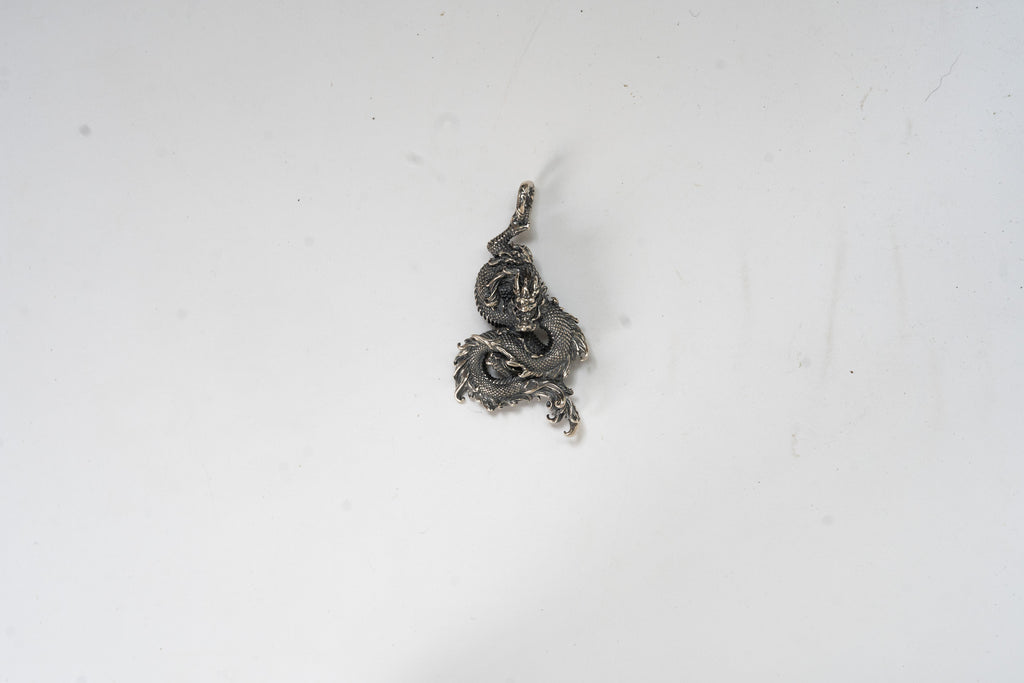 藏银龙吊坠 - 手工精细雕刻传统银饰