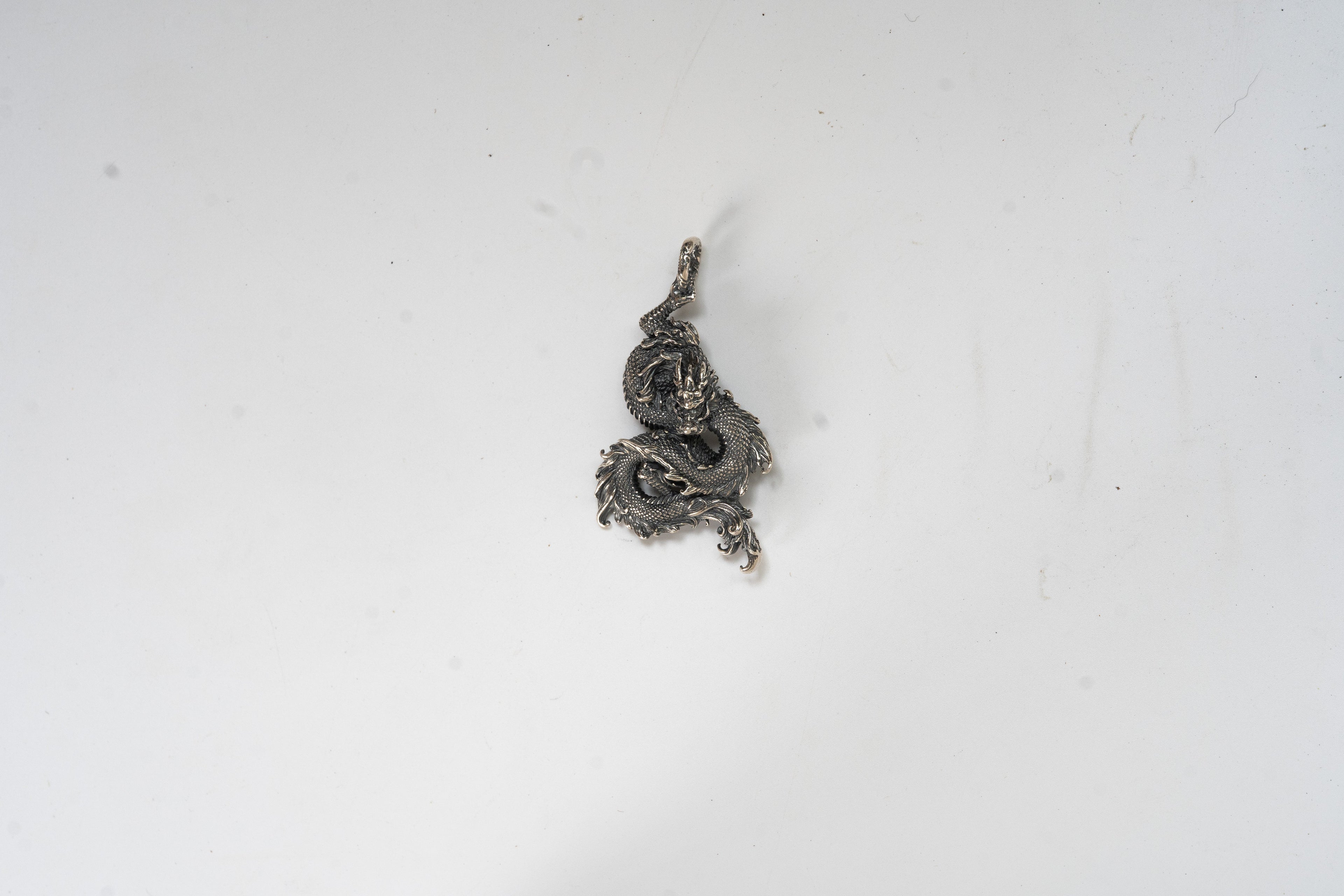 藏银龙吊坠 - 手工精细雕刻传统银饰