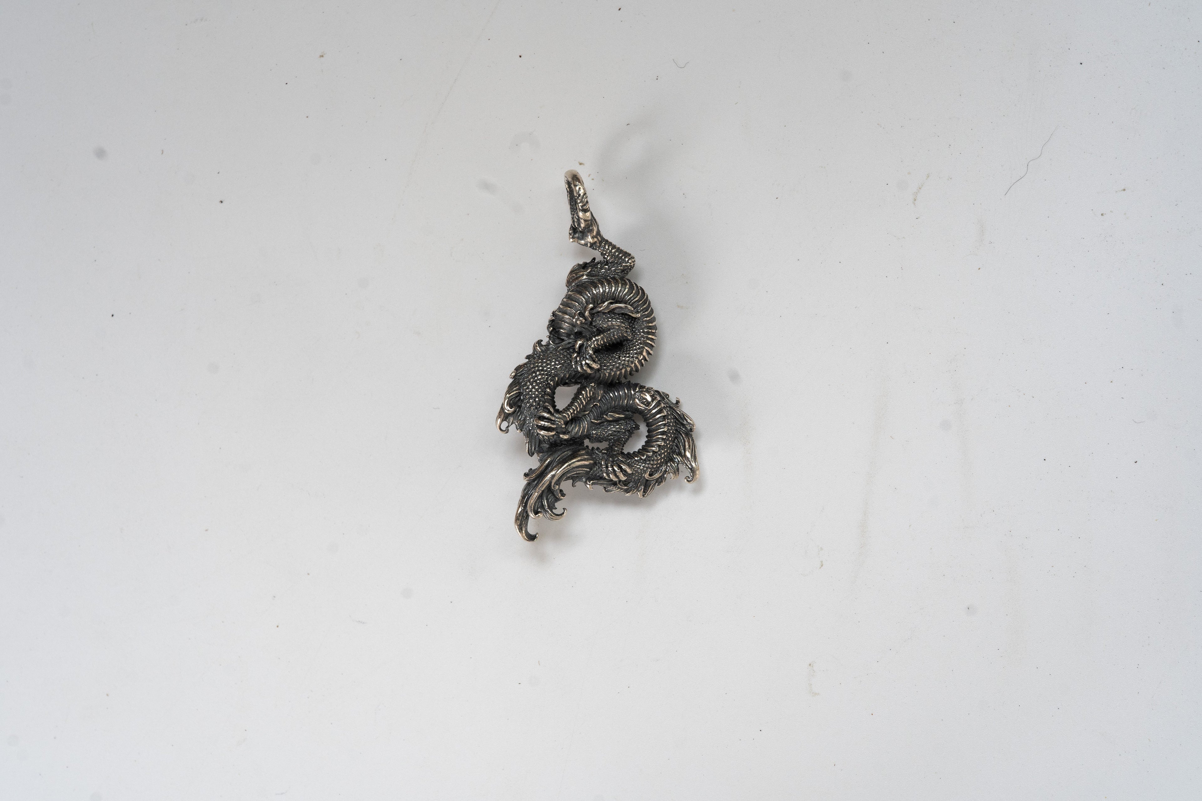 藏银龙吊坠 - 手工精细雕刻传统银饰